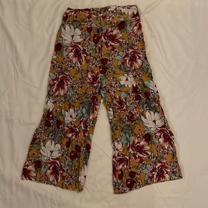 Adorable floral work pants! Can also be worn casually. Perfect condition.